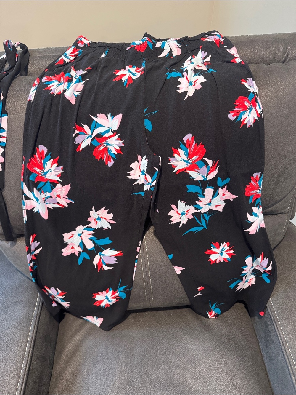 Women's Candie’s Black Floral Wide-Leg Capri Dress Pants